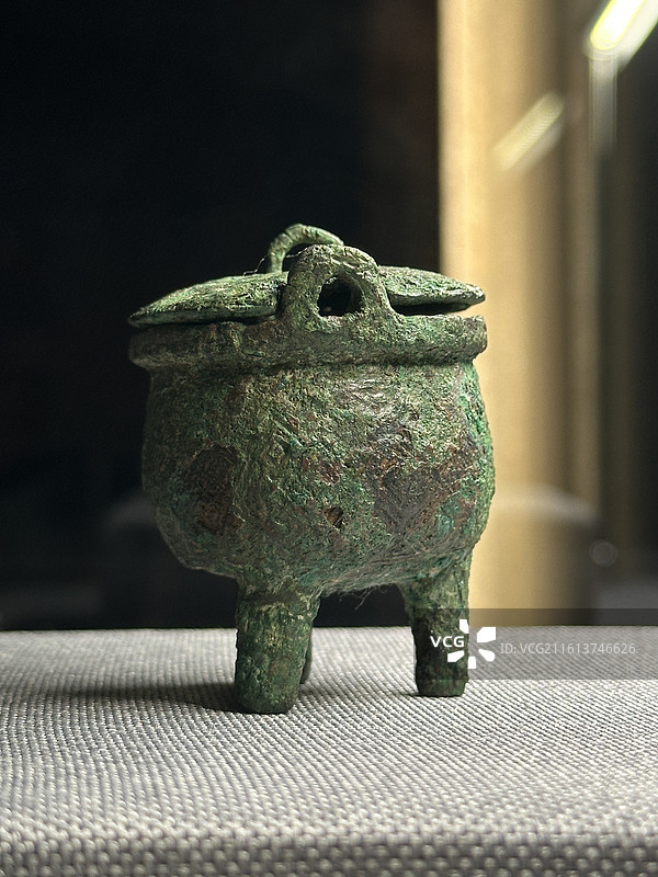 天津博物馆带盖小铜鼎图片素材