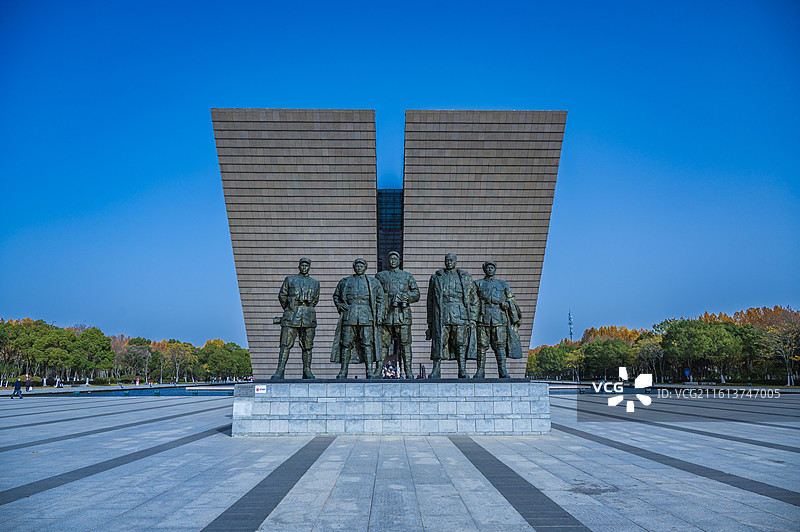 安徽合肥渡江战役纪念馆广场渡江战役总前委群雕图片素材