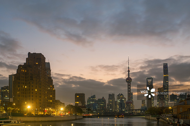 清晨的上海外滩苏州河都市风光图片素材