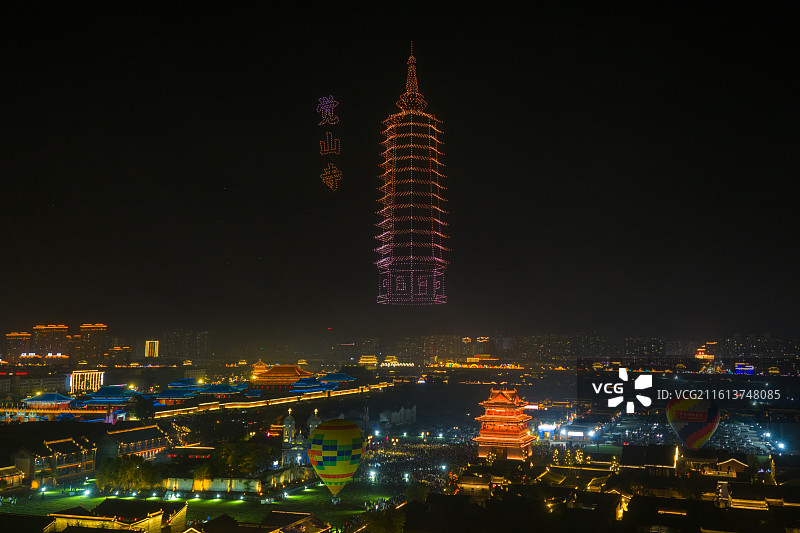 2025年8月，大同古城夜空，由5000架无人机拼成的图案图片素材