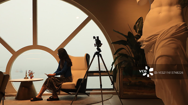 坐在椅子上的女人的侧视图图片素材