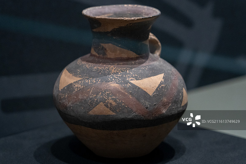 甘肃省博物馆藏，马厂类型折带纹单肩耳彩陶壶图片素材