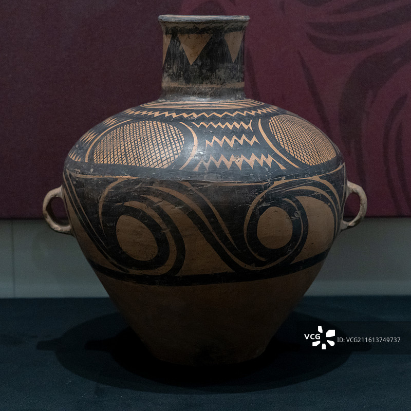 甘肃省博物馆藏，马家窑类型网纹旋纹双耳彩陶壶图片素材