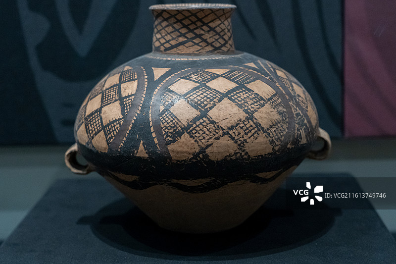 甘肃省博物馆藏，马厂类型四大圈纹双耳彩陶壶图片素材