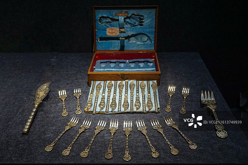 广州十三行博物馆：清末“慎昌”银錾刻竹纹刀叉一套（资料图）图片素材