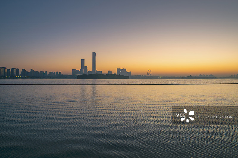 清晨的苏州工业园区金鸡湖景区图片素材