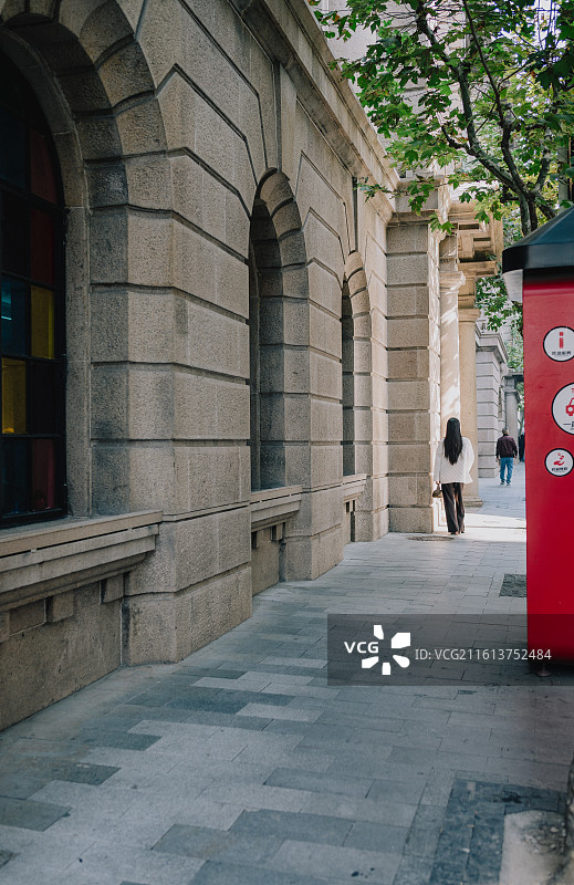 站在城市建筑物旁的女人图片素材