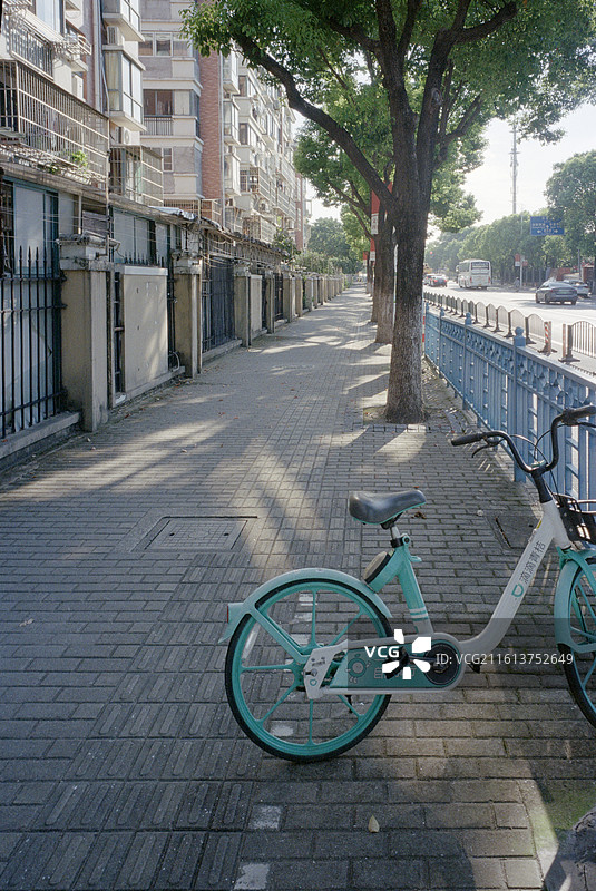城市街道上骑自行车的人图片素材