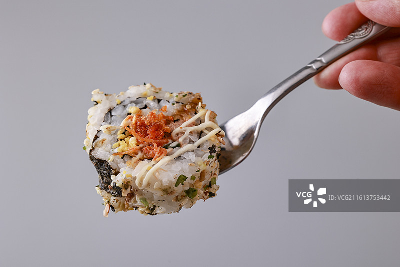 叉子上的寿司卷特写图片素材