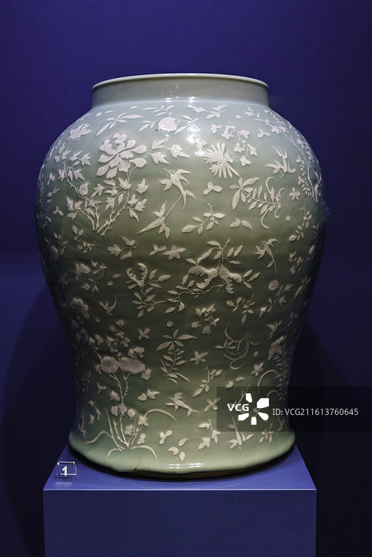 马来西亚古晋重要景点婆罗洲文化博物馆展览重要文物——绿釉瓷器图片素材