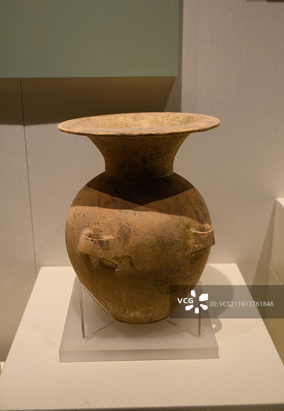 集安县麻县沟一号壁画墓出土的高句丽黄釉敞口陶壶图片素材