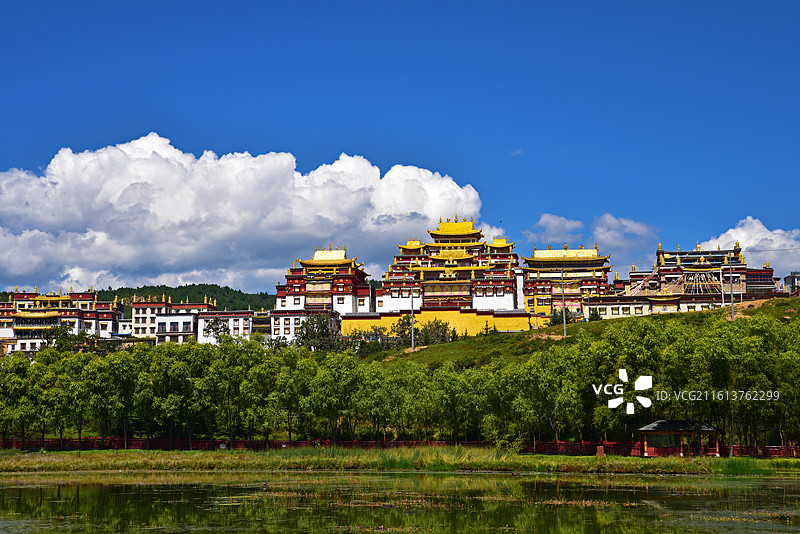 松赞林寺远眺图片素材