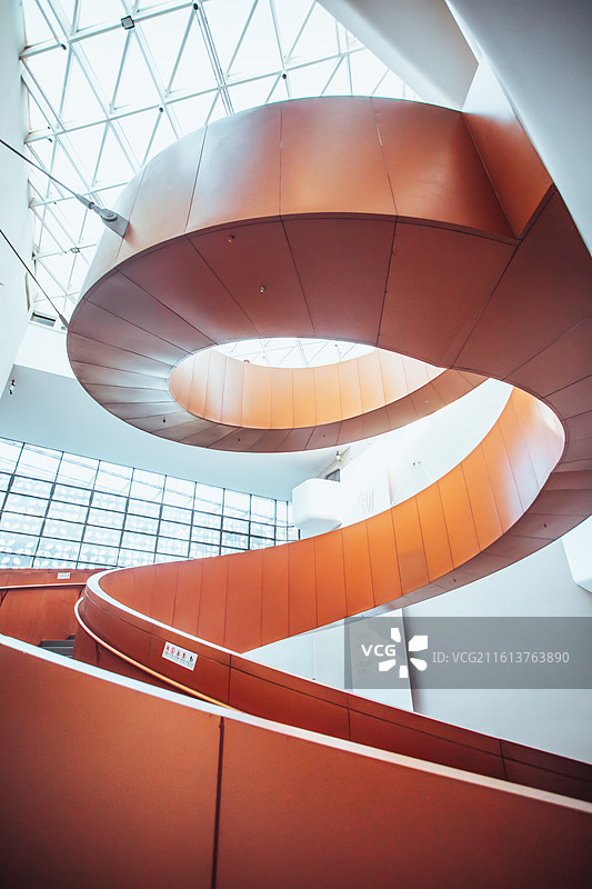 安徽省合肥市 合肥美术馆室内中庭的旋转楼梯图片素材