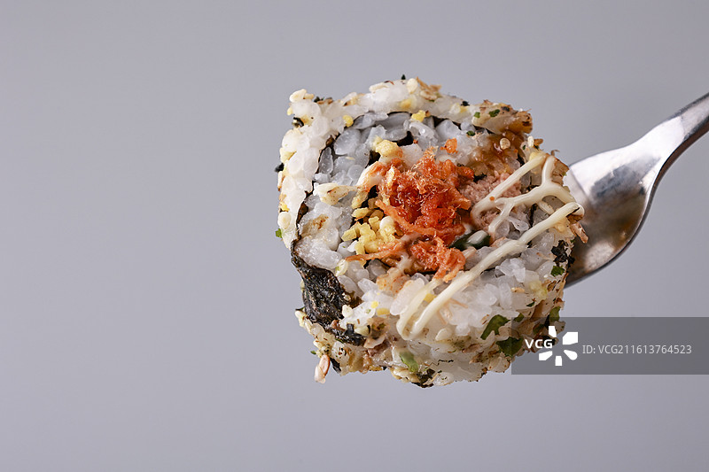 叉子上的寿司卷特写图片素材