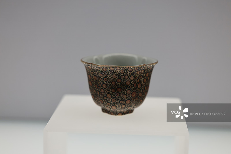 上海博物馆东馆中国历史传统瓷器陶器陶瓷碗盆底款景德镇官窑藏品摄影特写图片素材