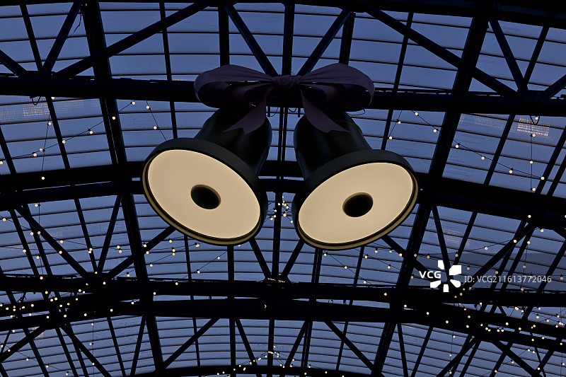 圣诞铃铛式样的灯与顶棚图片素材