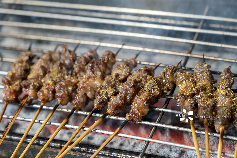 中华美食之炭火烤牛肉串特写图片素材