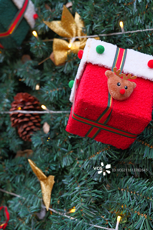 圣诞树装饰局部特写图片素材