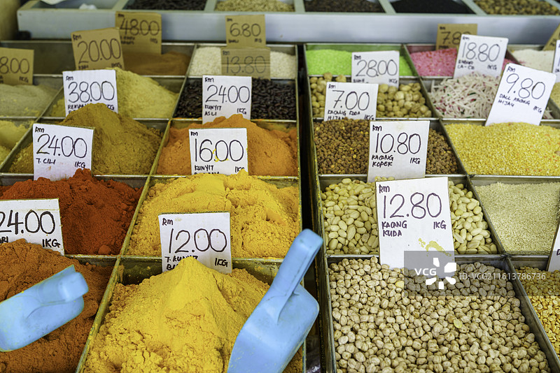 马来西亚砂拉越州首府古晋印度聚居区市场上缤纷多彩的香料图片素材