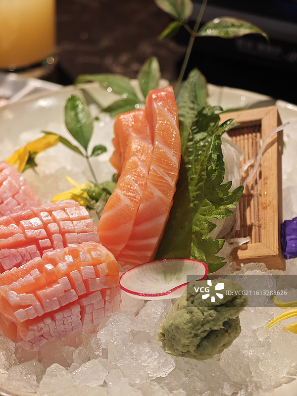 日本料理 三文鱼刺身 三文鱼腩 三文鱼肚 美食特写 日料寿司和生鱼片 喜都乃居酒屋图片素材