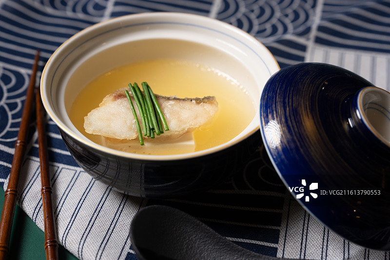 传统日式海鲜清汤，包含酥炸鱼排、嫩豆腐和新鲜青葱。图片素材