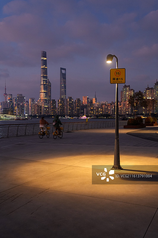 上海浦东塘桥渡口日落黄昏晚霞落日城市陆家嘴南浦大桥地标建筑风景图片素材