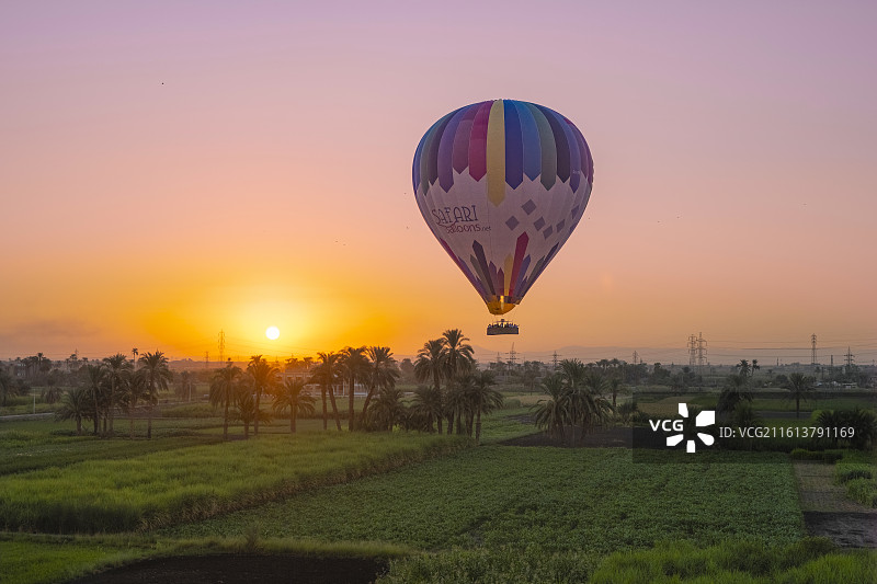 埃及卢克索尼罗河边热气球升空图片素材