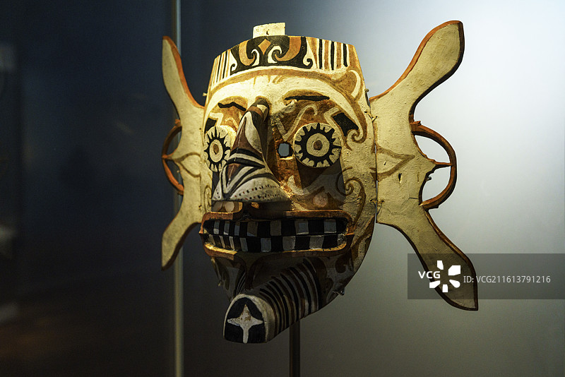 马来西亚古晋重要景点婆罗洲文化博物馆展览重要文物——原住民卡延人的面具图片素材