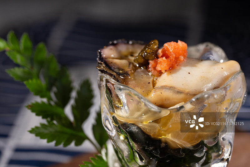 盛放在玻璃杯中的兵库县生蚝前菜，搭配海带和意大利陈年醋。图片素材