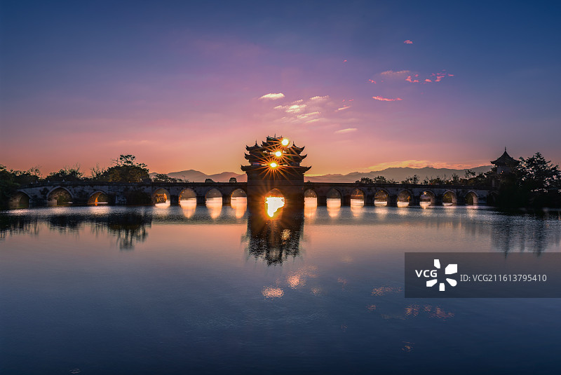 建水双龙桥金光穿孔,属古城奇观。桥身与波光共舞。广角小光圈分时间曝光合成。图片素材