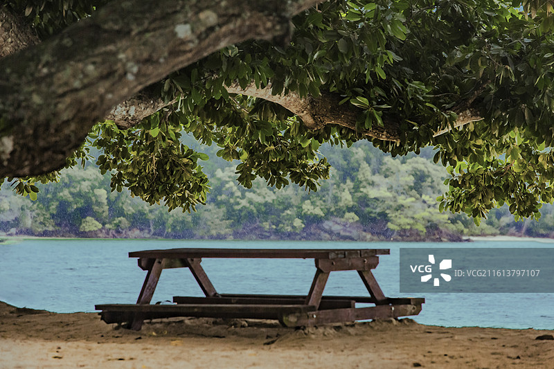 马来西亚沙巴州亚庇沙比岛浮潜浅滩木桌特写图片素材