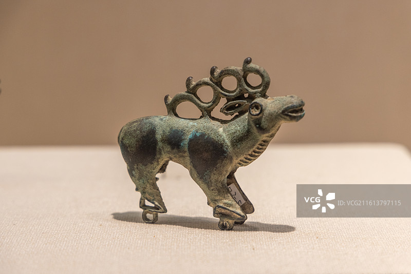 甘肃张掖博物馆 战国 花角铜麋鹿 1985年张掖龙渠乡木龙坝村石崖洞穴内出土图片素材