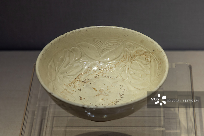 甘肃张掖博物馆 西夏 白釉印花卉纹碗 张掖五凤楼出土图片素材