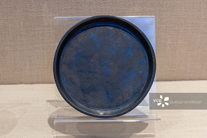 甘肃张掖博物馆 清 錾刻云鹤仙果银盘 张掖新墩乡焦大聚墓葬出土图片素材