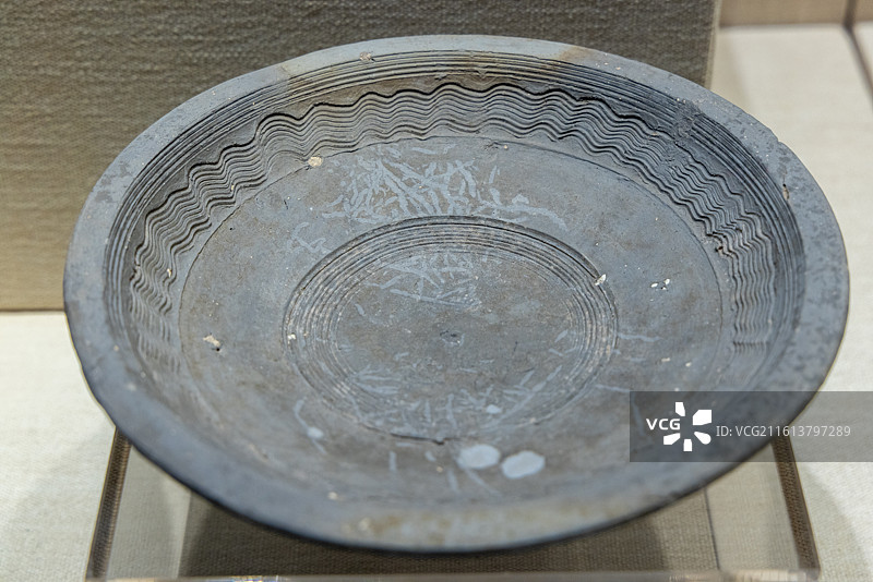 甘肃张掖博物馆 汉 水波纹灰陶盘图片素材