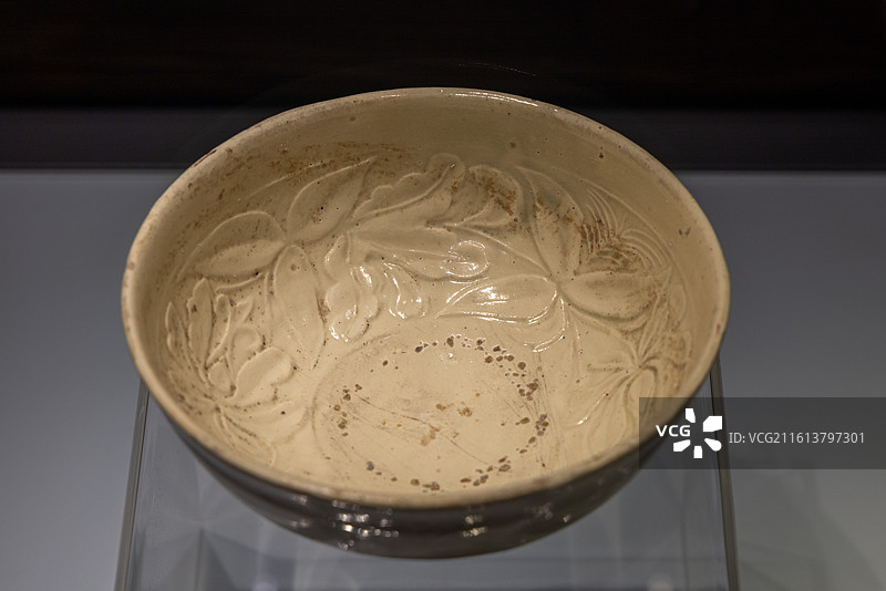 甘肃张掖博物馆 西夏 白釉印花卉纹碗 1970年张掖五凤楼出土图片素材
