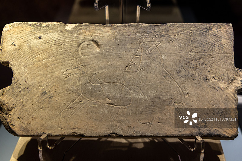 甘肃张掖博物馆 汉 驱驴士子母画像砖图片素材