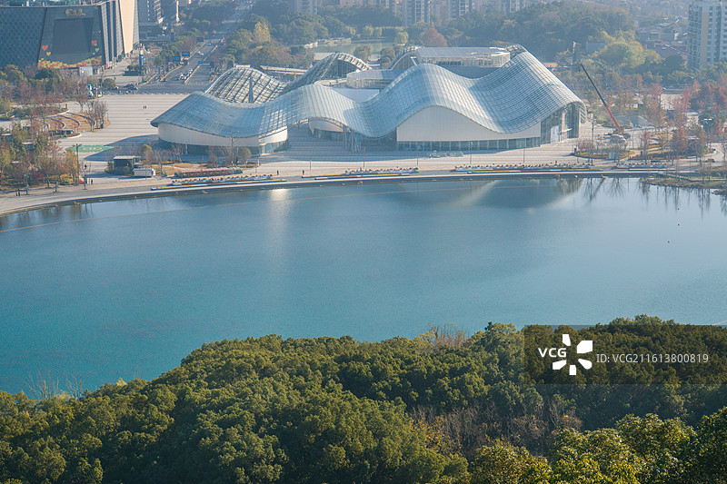 苏州狮子山上俯瞰狮山公园和大剧院图片素材