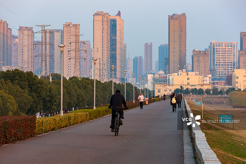 九江市八里北堤的健身道图片素材