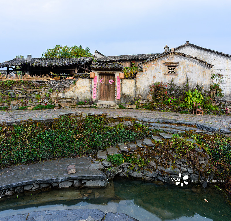 安徽省黄山市黟县，徽州古村落、世界文化遗产：西递村；雨后清晨，徽州民居、石板路、水圳（水渠）。图片素材