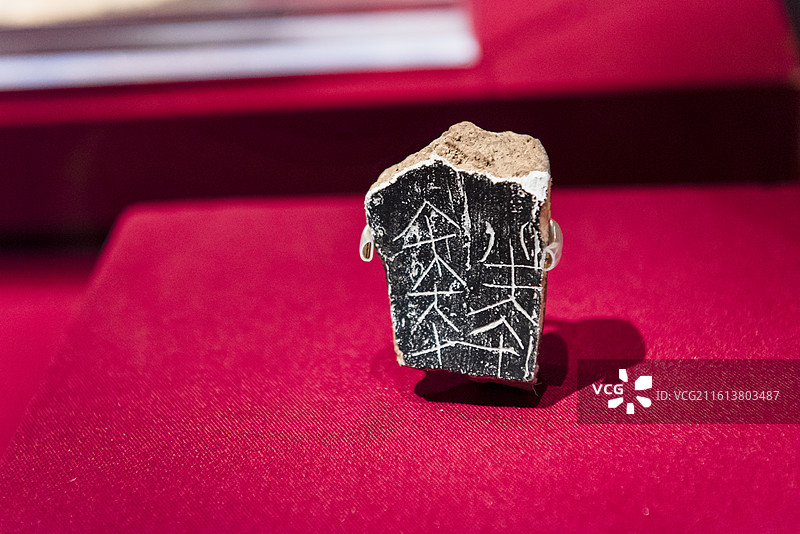 卦符陶片 商朝 中国社会科学院考古研究所藏 北京通州大运河博物馆“看见殷商”特展图片素材