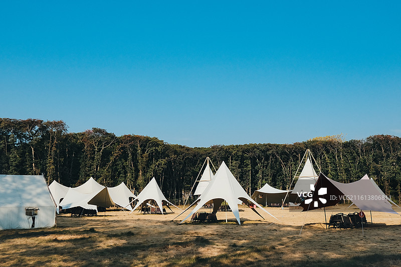 各型帐篷点缀的荒野营地图片素材