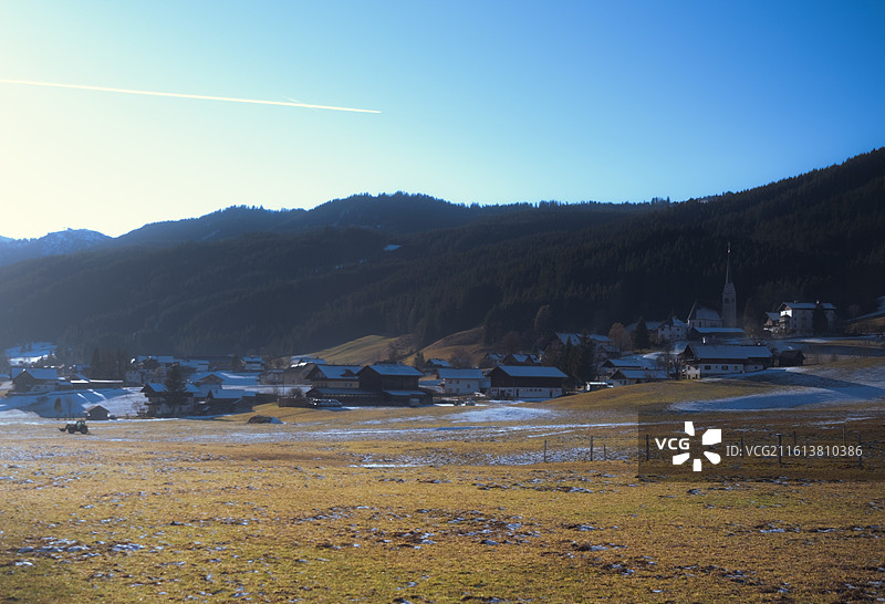 戈绍小镇风光草地雪山森林图片素材