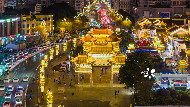 云南昆明地标建筑，金马碧鸡坊夜景灯光。图片素材