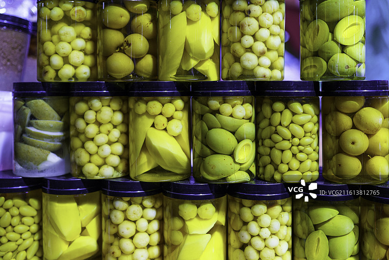 马来西亚吉兰丹州首府哥打巴鲁著名市场西迪卡利嘉大巴扎售卖的腌制水果图片素材