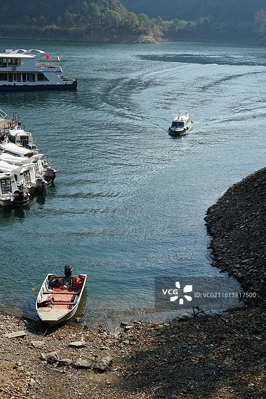 千岛湖风景区港口停泊的与行进的船图片素材