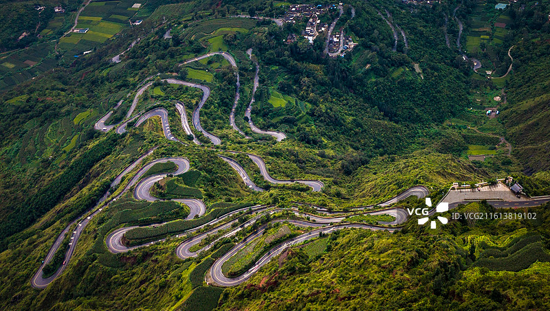 云南省玉溪市易门县小绿汁镇七十二拐公路风光图片素材