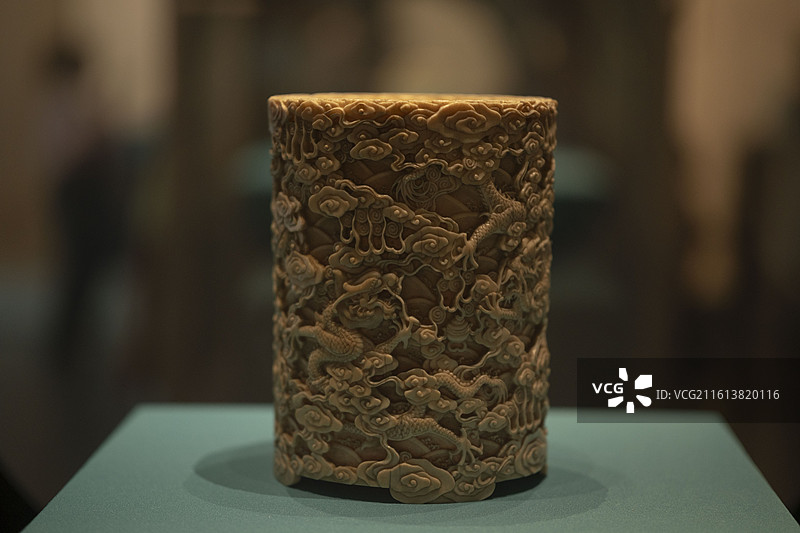 文物-镂雕云龙纹象牙笔筒图片素材