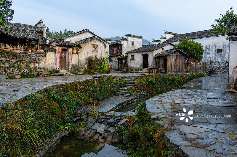 安徽省黄山市黟县，徽州古村落、世界文化遗产：西递村；雨后清晨，徽州民居、石板路、水圳（水渠）。图片素材