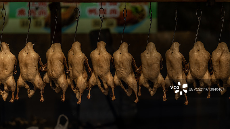 南京店铺里挂着的等待烤制的鸭子图片素材
